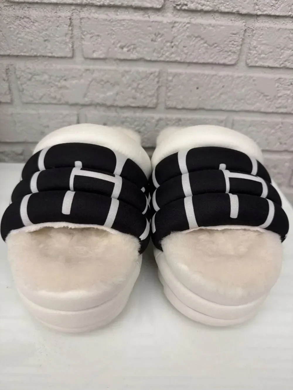 Ugg Women’s Maxi Logo Quilted Puff Platform Slides Size 9